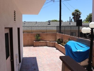 Building Photo - 985 W 9th St