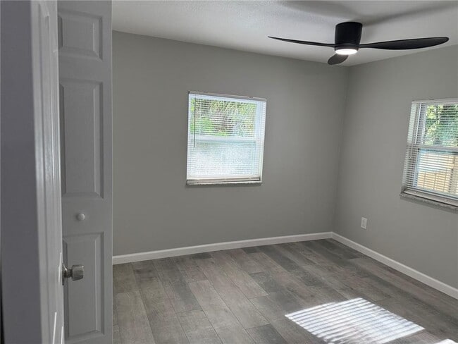 Building Photo - 421 E Warren Ave