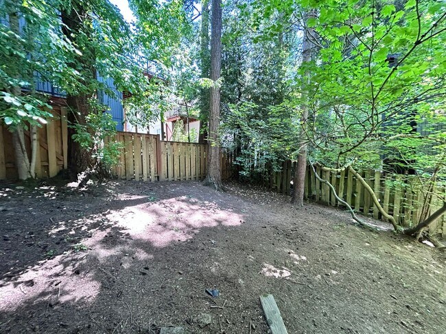 Building Photo - Large 3 Bed, 2 Bath, Sanctuary!