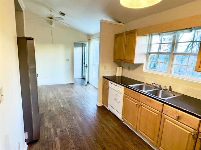 Building Photo - 2020 Driftwood Cir