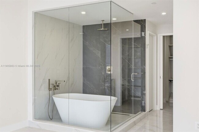 Primary Photo - 700 NE 24th St