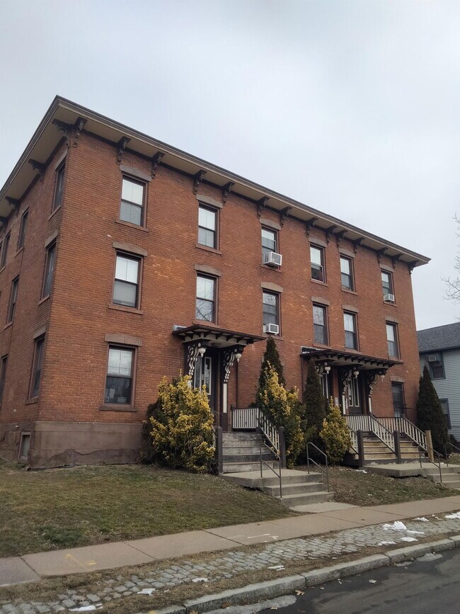 Building Photo - 42 Alden St