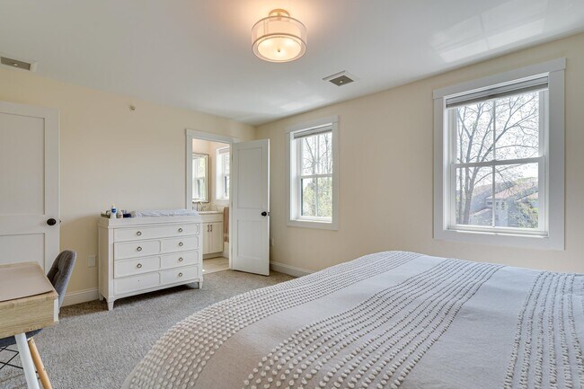 Building Photo - 30 Cate St