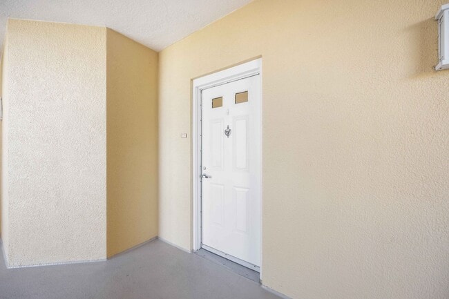 Building Photo - Gorgeous 2/2 + Den at Laguna in Riviera Dunes!