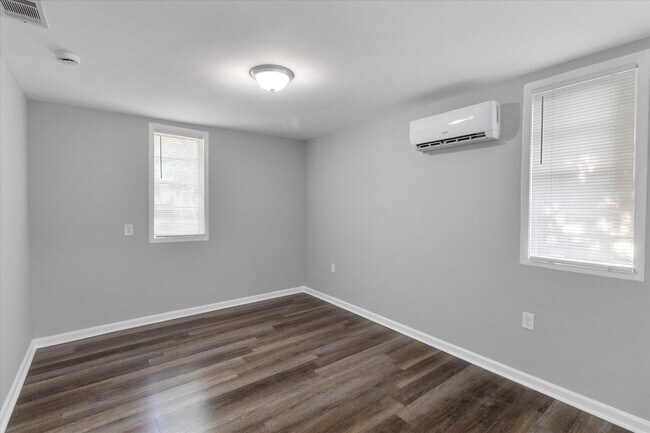 Building Photo - Huge East Savannah 5BR/2BA House For Rent