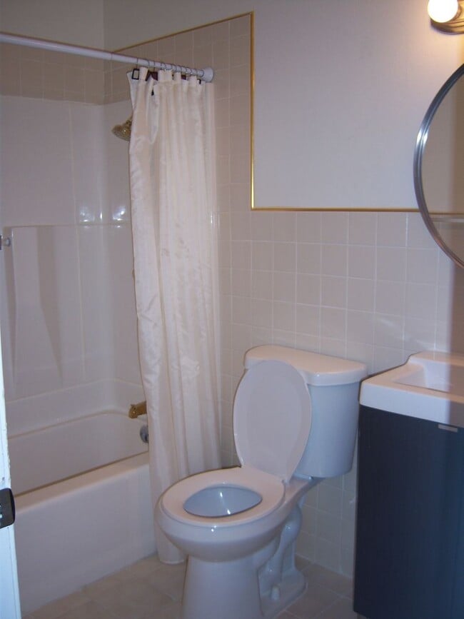 Building Photo - 3BD/2BA Single Family Home with POOL! –  $...