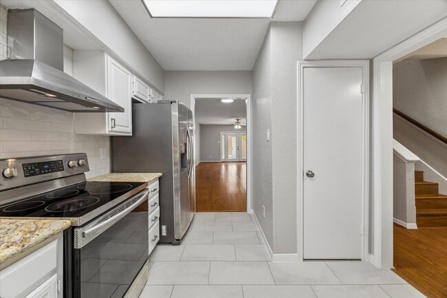 Building Photo - 995 Memorial Village Dr