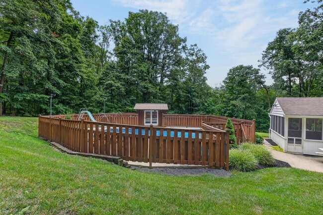 Building Photo - 2337 Laurel Top Cir