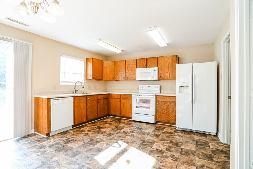 Building Photo - 14235 Hartwell Farm Dr