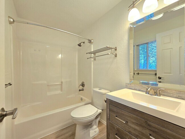 Building Photo - Spacious Home in Lake Stevens Available Now!  Pet Friendly