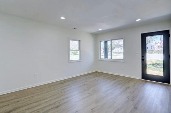 Building Photo - Beautifully remodeled 4-bedroom, 2-bath ho...