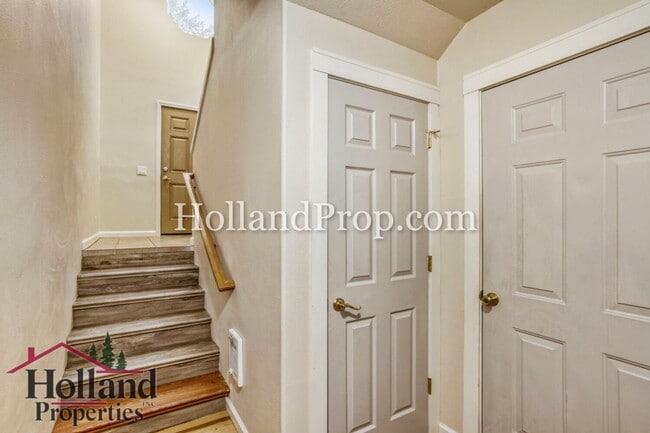 Building Photo - Beautifully Remodeled Beaverton Townhouse!