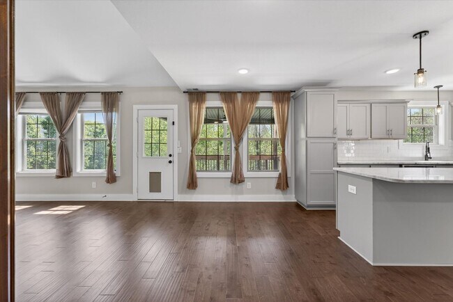 Building Photo - Pet Friendly Three Bedroom!