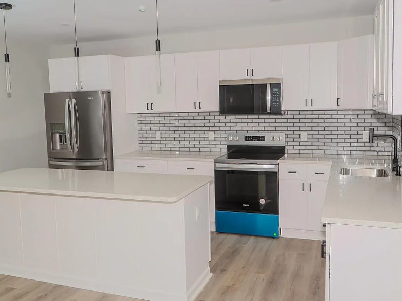 Building Photo - 8906 Chestnut Ave