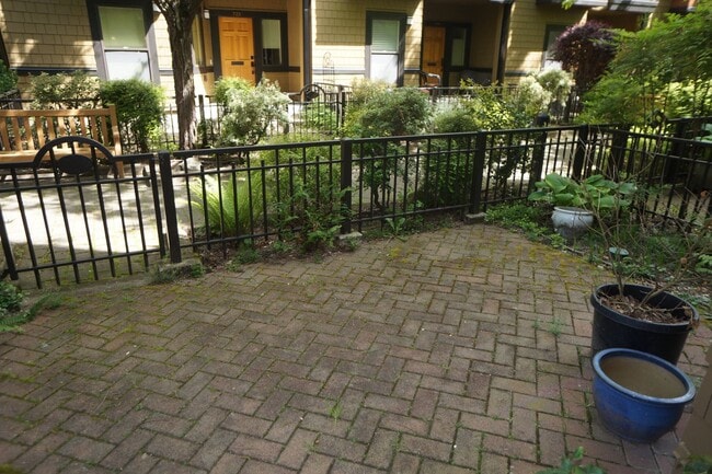 Building Photo - Beautiful 2 bedroom Belmont Condo. 3 Stories, 1 car garage, open floor plan, a/c. Amazing unit!