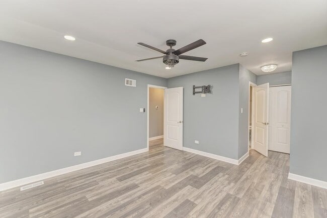 Building Photo - 585 Cambridge Way