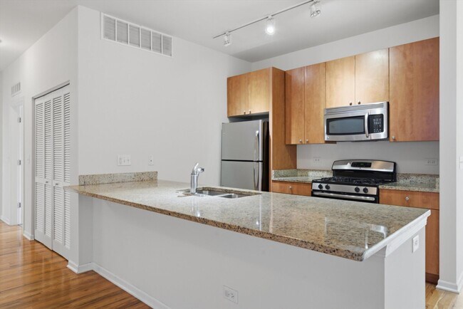 Building Photo - 318 E 25th St