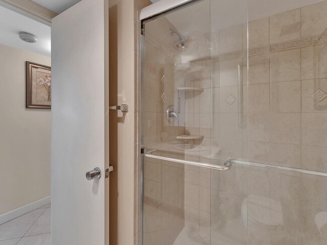 Building Photo - 1150 Hillsboro Mile