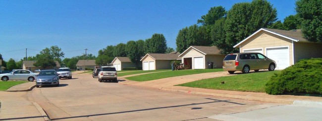 Building Photo - Parkwood Duplexes