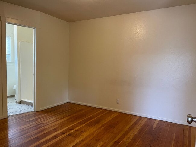 Building Photo - Nice 1 Bedroom 1 Bath Duplex