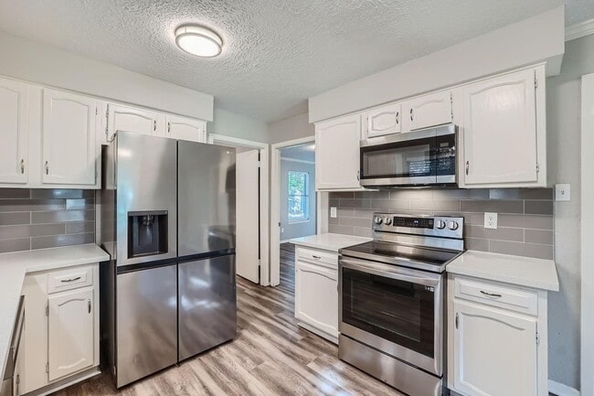 Building Photo - 401 Summer Pl Ct