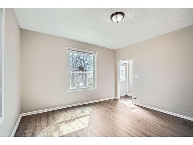 Building Photo - 707 Jenks Ave E