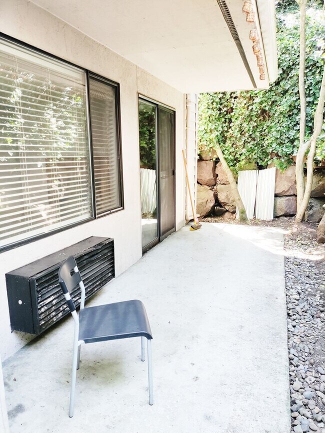 Building Photo - 2Bd/1Ba Seattle Condo