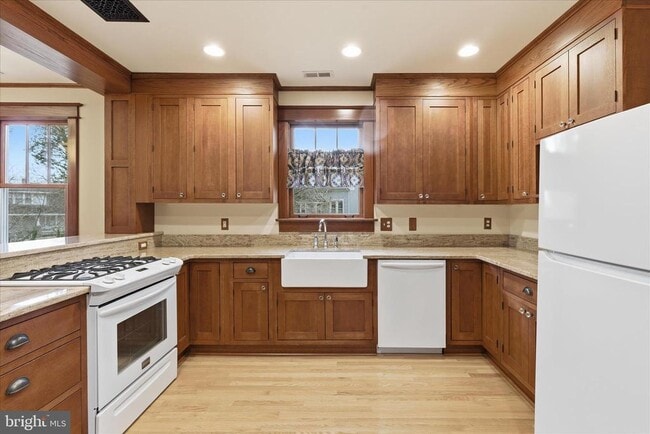 Building Photo - 2400 Valley Way