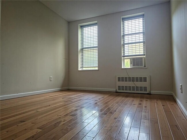 Building Photo - 302 Parkville Ave