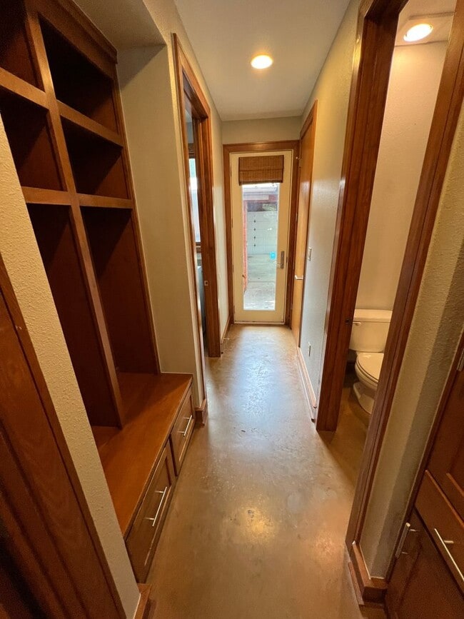 Building Photo - Luxury Home - Close to UT