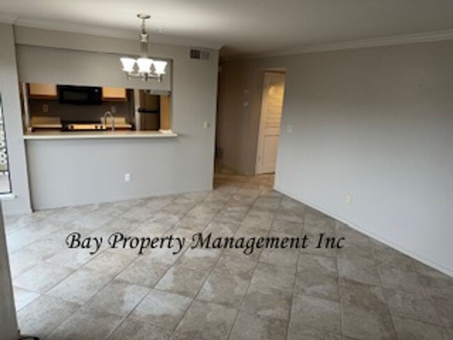 Building Photo - Rent Reduced! Beautiful Del Rey Oaks condo!