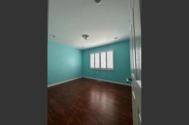 Building Photo - 589 N Monroe St