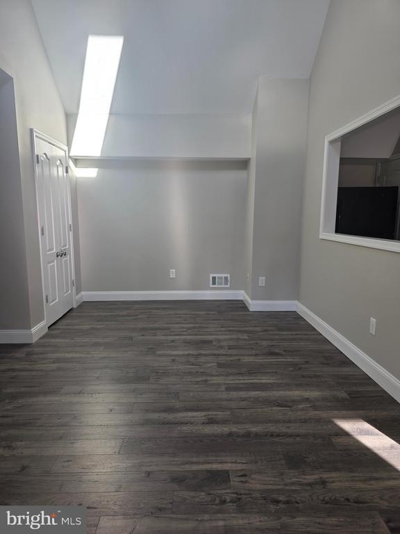 Building Photo - 320 Main St