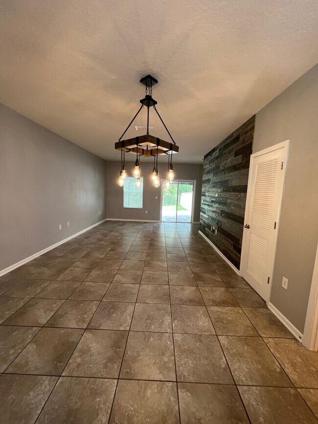 Building Photo - 589 Servia Dr