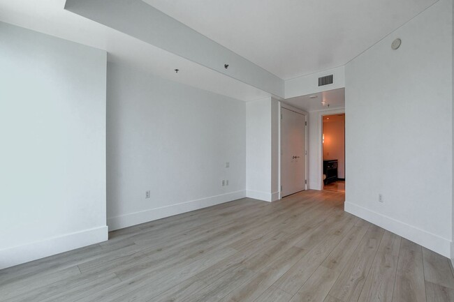 Building Photo - Sky Las Vegas 1010-Stunning, 2Bd Residence...