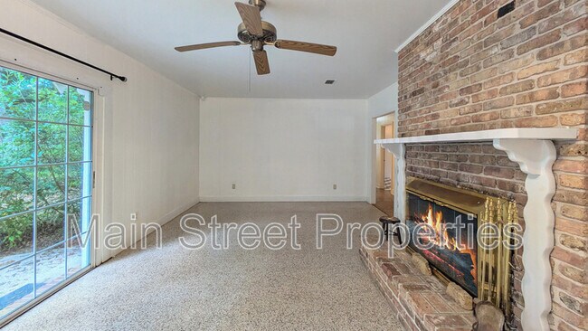 Building Photo - 2 Manor Dr