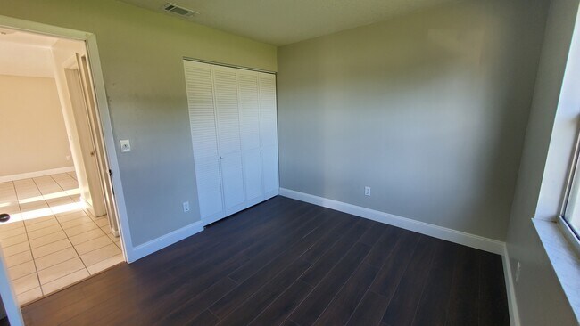 Building Photo - 369 Diamond St