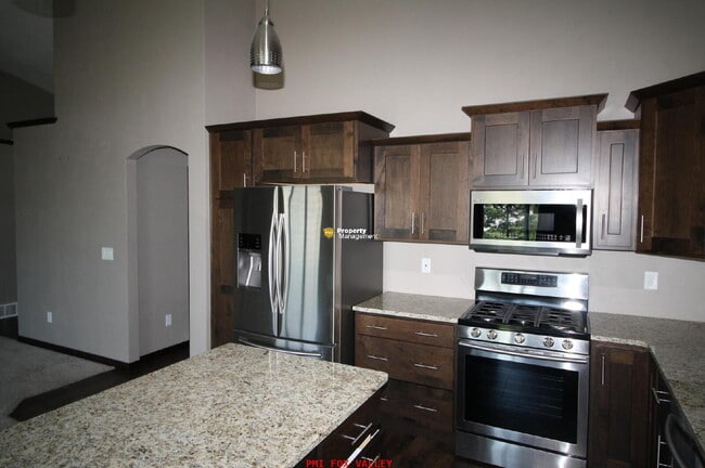 Building Photo - Short Lease Available