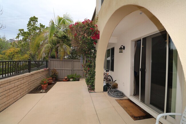 Building Photo - 2694 Bellezza Dr