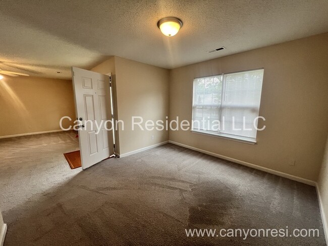 Building Photo - Beautiful 3b Room! Move in ready!