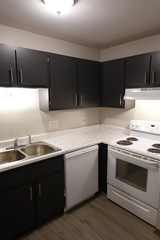 Building Photo - Modern Apartments Available Now!