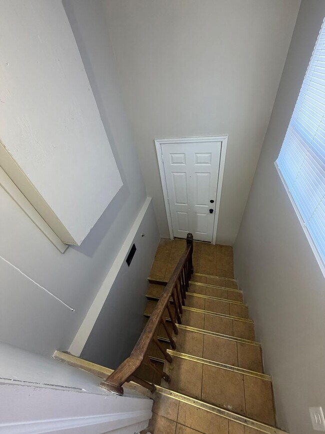 Building Photo - For rent - Spacious 3 Bed / 2 Bath Home