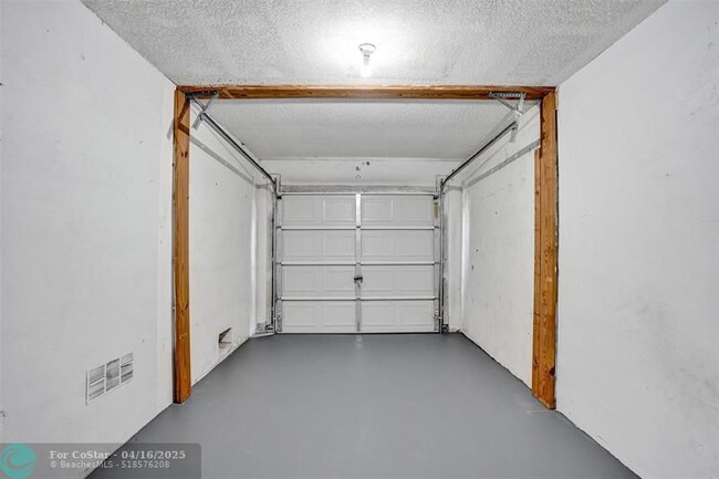 Building Photo - 8904 SW 22nd St