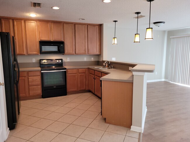 Building Photo - 301 Cherry Way