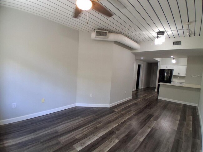 Building Photo - 2402 W Azeele St