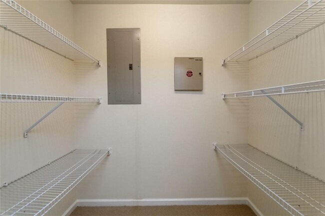 Building Photo - 3850 Glenhurst Dr