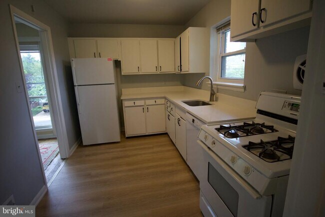 Building Photo - 922 19th St S