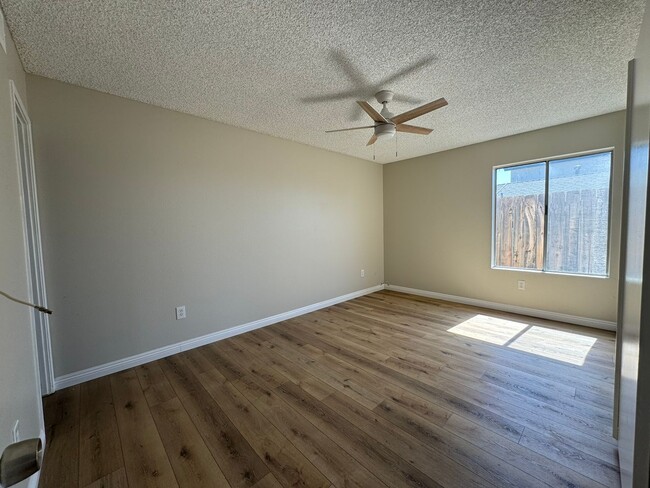 Building Photo - MOVE IN SPECIAL** Beautiful Remodeled 4BR/...