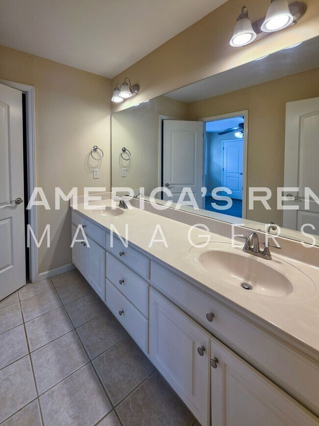 Building Photo - Deposit Pending! - Private Estate Living on Over 3 Acres! Available to view NOW!