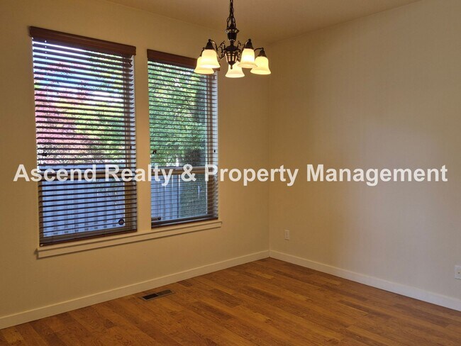 Building Photo - Available Immediately Minutes to Orenco Sh...